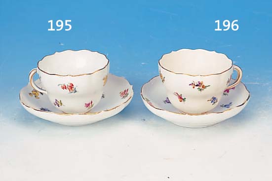 TASSE MIT UNTERTASSE, MEISSEN, UM 1860/80, PORZELLAN, FEINE BUNTE BEMALUNG, STREUBLüM- CHEN, GOLDRäNDER, DIESE L. BER., TASSENH. 6,5 CM, D. ...