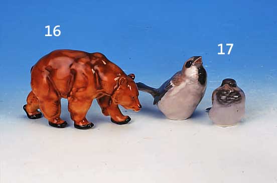 ZWEI VöGEL, BING & GRöHNDAHL, 20. JH., PORZELLAN, BUNTE NATURALISTISCHE BEMALUNG, H. CA. 6 U. 9 CM, 1 X AN DER SCHWANZSPITZE MIN. BEST.