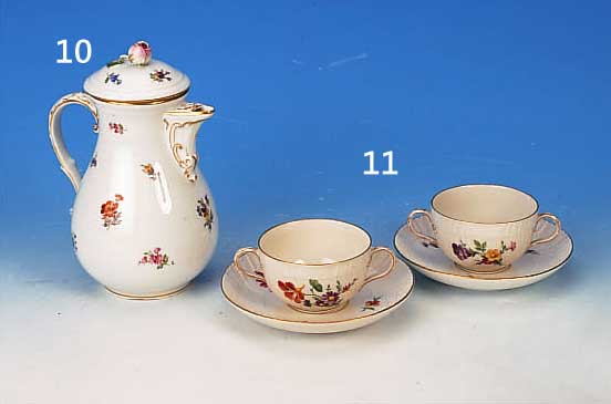 ZWEI SUPPENTASSEN MIT UNTERTASSEN, KPM, UM 1900, PORZELLAN, TEILRELIEFIERTE RäNDER IN KORBGEFLECHT, FEINE BUNTE BEMALUNG VON BLUMEN-BOUQUETS, ...