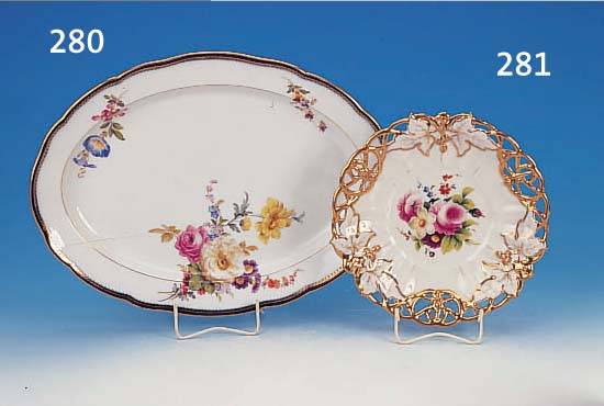 GROßE OVALE PLATTE, MEISSEN, UM 1860/80, PORZELLAN, KOBALTBLAUER RAND, GOLDSTAFFIERT, FEINE BUNTE BEMALUNG, EIN GROßES U. ZWEI KLEINE ...