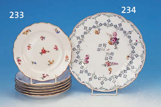 SECHS TELLER, MEISSEN, UM 1920, PORZELLAN, BUNTE BEMALUNG VON STREUBLüMCHEN, GOLDSTAF- FAGE, D. 18 CM, MIN. BER.