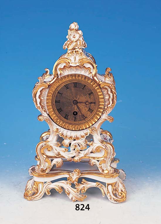 PORZELLANUHR, FRANKREICH, PARIS, UM 1830/40, MIT MUSCHELN U. ROCAILLEN ORNAMENTIERT, REICHEGOLDSTAFFAGE, VERZIERT MIT KLEINEN KARTUSCHEN MIT BUNTEN ...