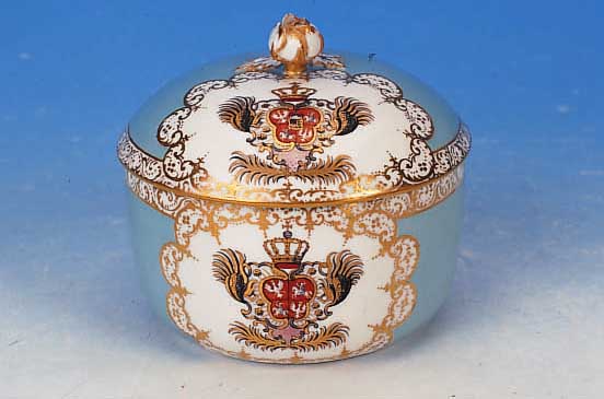 ZUCKERSCHALE MIT DECKEL, MEISSEN, UM 1860, PORZELLAN, HELLBLAUER FOND, FEINE BUNTE BE- MALUNG, IN DREI KARTUSCHEN QUALITäTVOLLE WAP- PENMALEREI, ...