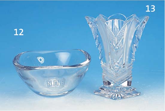 SCHALE, ORREFORS, DATIERT 1958, FARBLOSES DICKWANDIGES GLAS MIT GESCHLIFFENEN ORNAMEN- TEN WIE SEGELBOOT, SPRINGENDE BöCKE, WIDDER U.A., BEZ. ...