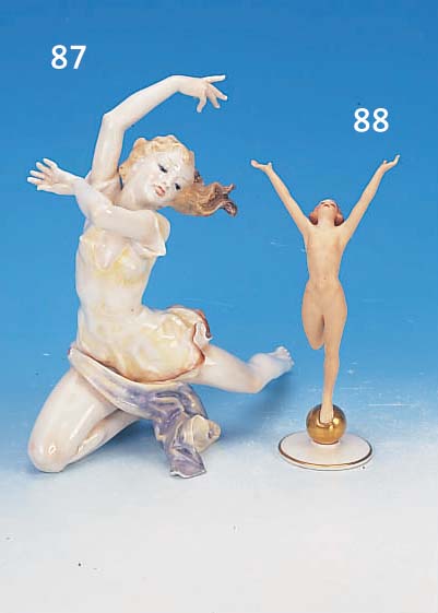 PORZELLANFIGUR, HUTSCHENREUTHER KUNSTABTEI- LUNG, SIGN. K. TUTTER, TäNZERIN, AM BODEN BEZ. FINALE, SPARSAM BUNT BEMALT, H. CA. 28 CM, LäNGE ...