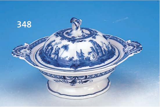 GROßE DECKELSCHüSSEL, MEISSEN, UM 1860, 1. WAHL, PORZELLAN, FEINE UNTERGLASURBEMALUNG IN BLAU, CHINOISERIEDEKOR, H. CA. 17 CM, D. CA. 27 CM ...
