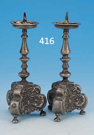 PAAR MINIATURKERZENLEUCHTEN, SüDDEUTSCH, UM 1760-80, ZINN, REICH RELIEFIERT, ROCAILLEN- DEKOR, H. CA. 14 CM