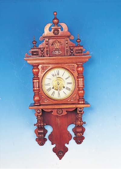 Wanduhr neuzeitlich, sog. Freischwinger, im Historismus-Stil nach- gebaut, verziertes Holzgehäuse, Aufsatz, Mes- ...