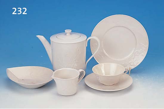 TEESERVICE, KPM BERLIN, ENTWURF 30ER JAHRE, AUSFORMUNG UM 1948, PORZELLAN, STILISIERT- FLORAL RELIEFIERT, BESTEHEND AUS: KANNE, ...