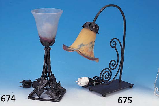 TISCHLAMPE, FRANKREICH, 20ER JAHRE, SCHIRM SIGNIERT DAUM NANCY, PATE-DE-VERRE MIT HELLBLAUEN, DUNKELROTEN UND GELBEN EINPUDE- RUNGEN, ...