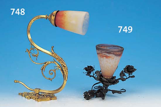 WANDLAMPE, FRANKREICH, 20ER JAHRE, SCHIRM PATE-DE-VERRE MIT ORANGEROTEN UND GELBEN EINPUDERUNGEN, MESSINGMONTUR IM ROKOKOSTIL, ...