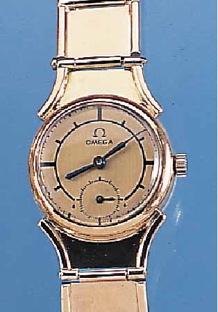 OMEGA DAMENARMBANDUHR, SCHWEIZ UM 1929, GG 585/000, HANDGEARB. GG 585/000-GLIEDERBAND SPäTER, BODEN U. GLASR. GEDR., BLATT REST., GEBL. ...