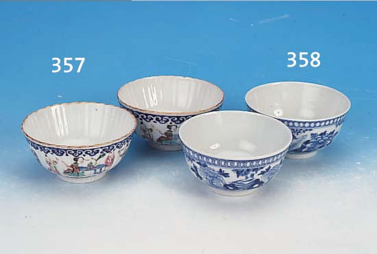 PAAR SCHALEN, CHINA, UM 1860, PORZELLAN, FIGURENBEMALUNG, MIN. FARBABBLäT- TERUNGEN, L. GEBRAUCHSSPUREN, H. 6 CM, D. 12CM