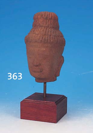 BUDDHAKOPF, KMER, 12. JH., STEIN, GEHAUEN, AUF HOLZSOCKEL (SEK.), GESAMTHöHE 29 CM