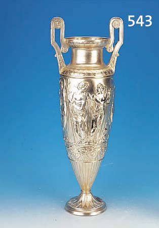 GROßE VASE, DEUTSCH, DATIERT 1910, KUPFER REICH RELIEFIERT MIT ANTIKEN MOTIVEN, SILBERFABEN GEFAßT, BERIEBEN, MIT INSCHRIFT: 5. PREIS ...