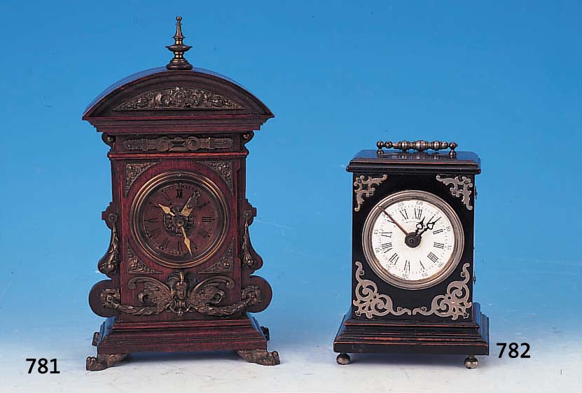 KLEINER TISCHWECKER, LENZKIRCH, UM 1895, VERZIERTES HOLZGEHäUSE M. MESSINGAPPLIKATIONENBESETZT, ZIFFERBLATT VERKUPFERT (ALTERSBED. BERIEBEN), ...
