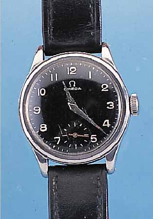 OMEGA HERRENARMBANDUHR MILLITARY, REF.-NR. 9828368, SCHWEIZ UM 1945, EDELST., SCHR.-BODENSCHW. KONTRASTZIFFERBL., UHR WURDE ZIVIL GE- NUTZT, ...