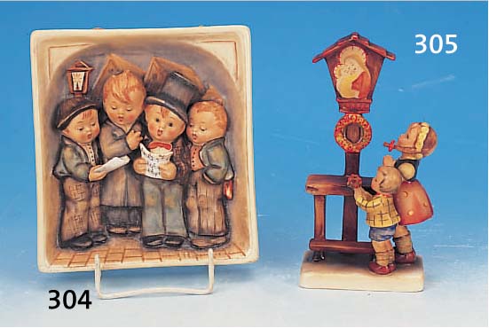 SKULPTUR, HUMMEL, 30ER JAHRE, STEINGUT, BETENDES KINDERPAAR VOR MARTERL, BEMALT, H. 17 CM