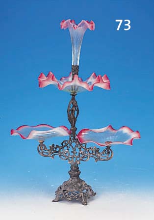 ZIERSCHALE, DEUTSCH, UM 1890, SPRITZGUßFUß, GLAS OPTISCH GEBLASEN, ROSA- FARBEN UND GRüN PARTIELL üBERFANGEN, METALL- TEILE ...