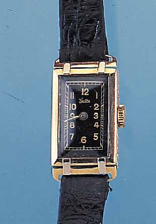 CENTRA DAMENARMBANDUHR, REF.-NR. 82313, DEUTSCHLAND UM 1939, GG 585/000, SCHARNIERGEH.SEITL. SCHMUCKGRAV., ZU DEN BANDANST. M. WG- STREIFEN, ...