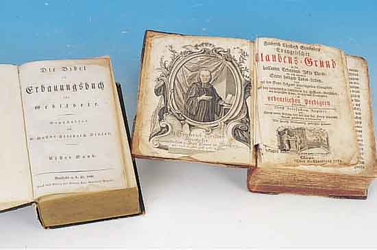 ZWEI BüCHER: GLAUBENS-GRUND TüBINGEN 1763, PAPPEEINBAND, Z.T. BESCHäDIGT, DIE BIBEL, NEUSTADT A.D.D. 1831, PAPPEEINBAND, ALTERS- SPUREN