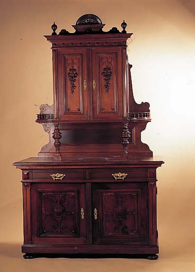 AUFSATZBUFFET, DEUTSCH, UM 1890-1900, NUßBAUM FURNIERT, GEDRECHSELTE SäULEN, OBERTEIL MIT AUFGELEGTEN SCHNITZEREIEN UND ...