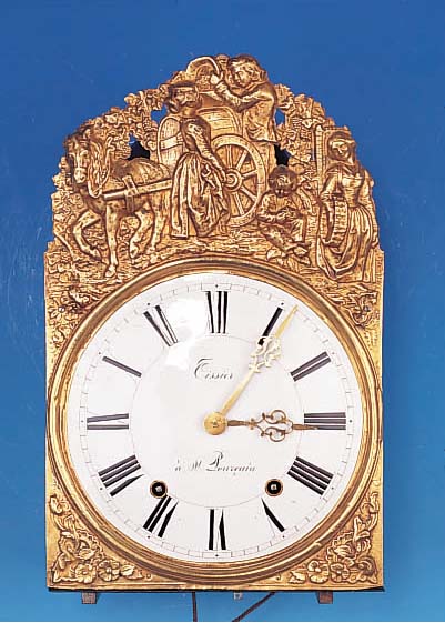 COMTOISE, FRANKREICH, UM 1860/70, GEPRäGTE MESSINGUMRANDUNG, IM GIEBEL WEINLESE-SZENE, EMAILZIFFERBLATT (HAARISSIG), SIGN. TISSIER à ...
