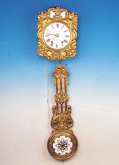 COMTOISE FRANKREICH, UM 1870, GEPRäGTE MESSINGUMRANDUNG, IM GIEBEL SEK. MIT WEIßEM PAPIER UNTERLEGT, DAZUGEHöRENDER PRUNK-PENDEL, ...