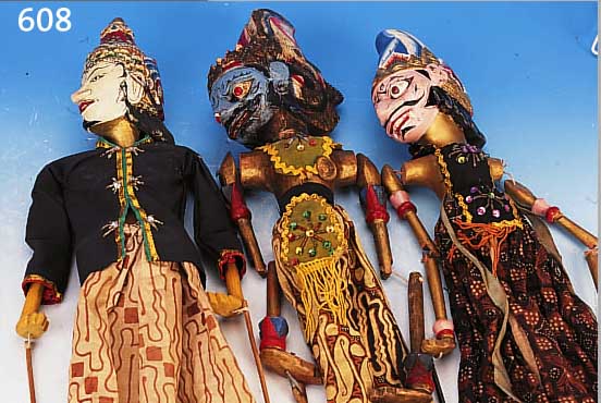 DREI SCHATTENSPIELFIGUREN, WOHL BURMA, 20. JH., HOLZ GESCHNITZT UND BEMALT, MIT STOFFL. GEBRAUCHSSPUREN, H. CA. 63 CM