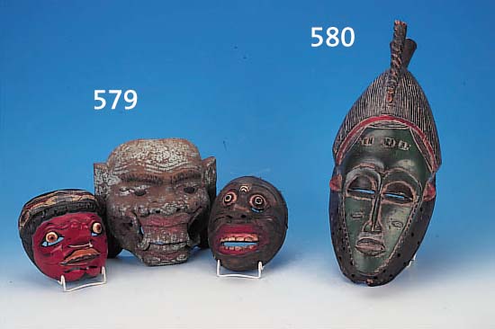 MASKE, NIGERIA, 20. JH., HOLZ GESCHNITZT, GRüN UND ROT BEMALT, H. 48CM