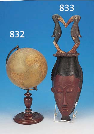 MASKE, NIGERIA, 20. JH., HOLZ BEMALT, MIT VOGELBEKRöNUNG, H. CA. 62 CM