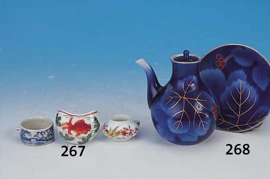 Sake-Kännchen, Fukagawa, um 1910/15, Porzel-lan, unter der Glasur bemalt, Blätter- und Beerendekor, Goldstaffage, Bodenmarke, mit ...