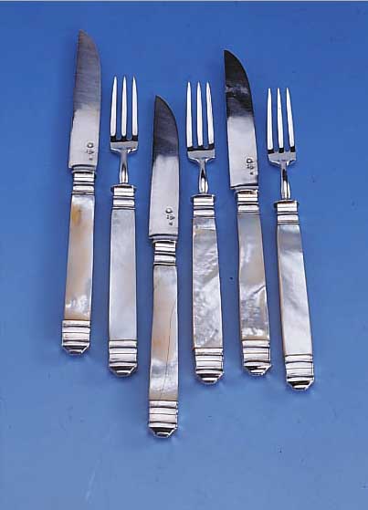 12-TEILIGES OBSTBESTECK, ÖSTERREICH/WIEN UM 1890, 800ER SILBER, GRIFFE AUS PERLMUTT, HERSTELLERMONOGR. WR UNTER ABSTR. ADLER UNGE- DEUTET