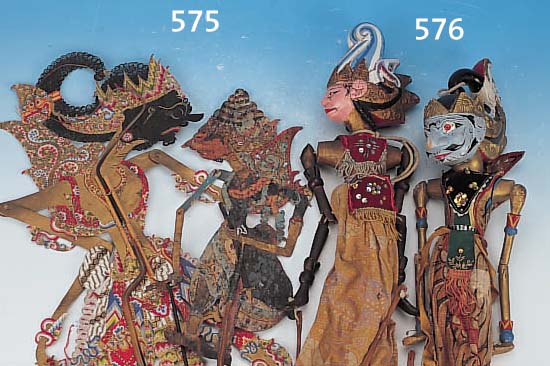 ZWEI SCHATTENSPIELFIGUREN, INDONESIEN, 20.JH.,HOLZ UND STOFF, BEMALT, GESCHNITZT, L. ALTERS-SCHäDEN, H. CA. 64 CM