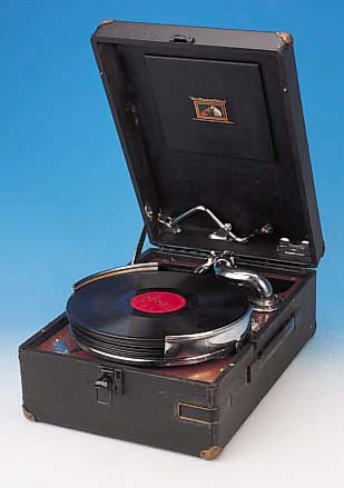 TISCHGRAMMOPHON, 30ER J., HIS MASTERS VOICE,DAZU 55 SCHELLACKPLATTEN, DIESE MIT GEBRAUCHS-SPUREN, ALTERSSPUREN, INTAKT, U. A.: CHURICKERTERZETT, O ...