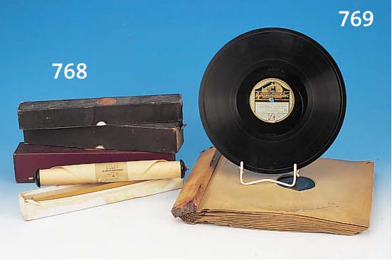 ALBUM MIT 10 SCHELLACKPLATTEN, 7X MIT EN- RICO CARUSO: U.A. BOHEME, TROUBADOUR, RIGO- LETTO, DER LIEBESTRANK, MARTA, TROUBADOUR II, FREUNDLICH ...