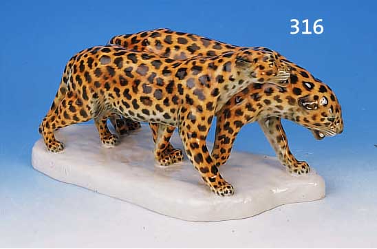 GROßE PORZELLANFIGUR, SCHWARZBURGER WERK- STäTTE, 20/30ER JAHRE, ZWEI LEOPARDEN, SIGN.ETHA RICHTER, DARMSTADT 1914, HERVORRAGENDE BEMALUNG, ...