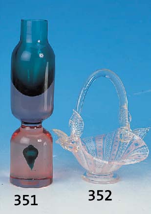 HENKELKöRBCHEN, MURANO, WOHL 50ER JAHRE, FARBLOSES GLAS, MIT EINGESCHMOLZENEN WEIßEN UND ROSAFARBENEN SPIRALEN, BLäTTERDEKOR, GUTERZUSTAND, ...
