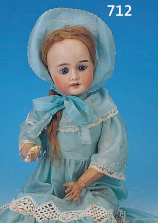 PORZELLANKOPFPUPPE, AICH & MöCHLING, ÖSTERR., UM 1904/08, BLAUE PAPERWEIGHTAUGEN, OFFENER MUND, VIER ZäHNE OBEN, BLONDE ECHTHAARPERüCKE,FRANZ. ...