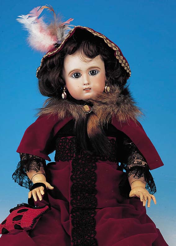 PORZELLANKOPFPUPPE, JULIEN 10, UM 1900, DUNKELBLAUE PAPERWEIGHTAUGEN, ECHTHAARPERüCKE,OFFENER MUND MIT VIER ZäHNCHEN OBEN, MASSE- ...