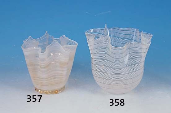 TASCHENTUCHVASE, VENINI, UM 1950, FARBLOSES GLAS, WEIßER STREIFENDEKOR, H. 15CM,AM BODEN MIT GOLDSTAUBEINPUDERUNGEN, L. AL- TERSSP.