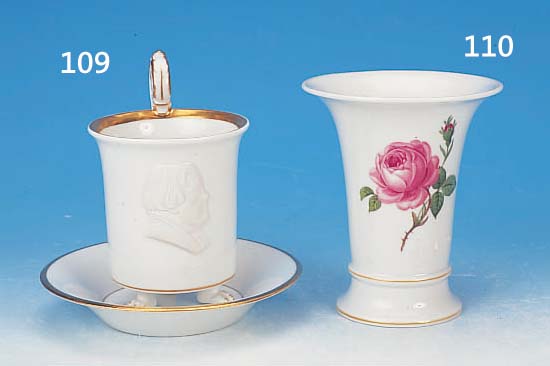 BLUMENVASE, 30ER JAHRE, PORZELLAN, ROSENDEKOR, H. 13 CM, GELBER RAND