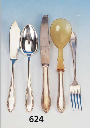 TAFELBESTECK, DEUTSCH, UM 1910, 90ER SILBER-AUFLAGE, BESTEHEND AUS 12 MESSERN, 12 GABELN, 11 LöFFELN, 12 KAFFEELöFFELN, 12 FISCHMESSERN,8 ...