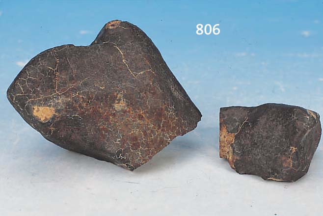 METEORIT, (TYP L6), IN ZWEI TEILEN, 459 G, HERKUNFT: PLANETOIDENGüRTEL ZWISCHEN MARS UND JUPITER, ALTER: 4,66 MRD JAHRE, KLEINES STüCK ...