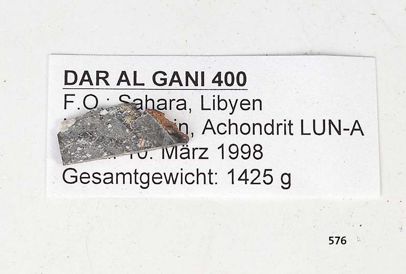 MONDGESTEIN, VON DER RüCKSEITE DES MONDES, CA. 0,55 G., (ACHONDRIT LUN-A), WURDE VOM MAX-PLANCK-INSTITUT MAINZ (REFERENZPROBE DORT) ALSANORTHOSIT ...