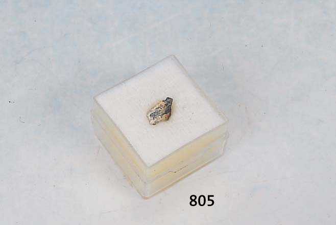 Mondgestein, von der Rückseite des Mondes, ca. 0,16 g., (Achondrit LUN-A), wurde vom Max-Planck-Institut Mainz (Referenzprobe dort) alsAnorthosit ...