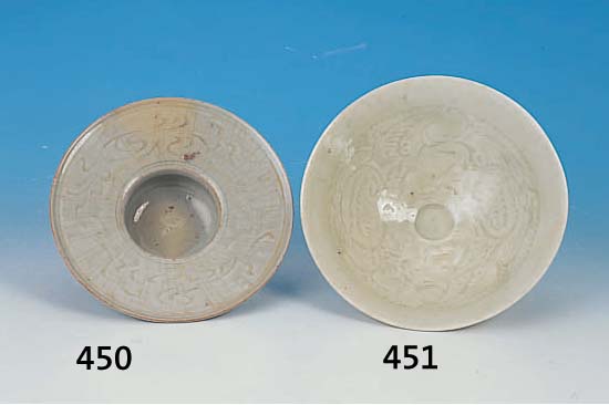 SCHALE, CHINA, SONG-DYNASTIE, 960-1279 N.CHR., PROTO-PORZELLAN MIT GERITZTEM DEKOR, SELA- DON-GLASUR, EINIGE KLEINE HARRIßE AM RAND, H. CA. 7 CM, ...