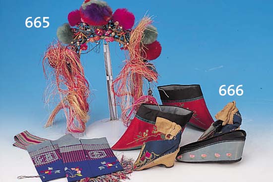 3 PAAR SCHUHE, CHINA, FüR EINGEBUNDENE FüßE,DAVON EIN PAAR FLACHSCHUHE MIT ÖFFNUNG FAST BIS ZUR FUßSPITZE AUS HELLBLAUER SEIDE MIT ROSA ...
