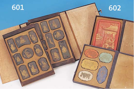 SATZ AUS 18 TUSCHEREIBSTEINEN, CHINA, UM 1900, REICH RELIEFIERT UND GOLDEN GEHöHT, IM ETUI