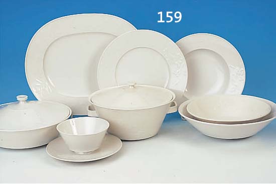 SPEISESERVICE, KPM BERLIN, ENTWURF 30IGER JAHRE, AUSFORMUNG UM 1943, PORZELLAN, RE- LIFIERTER STILISIERTER FLORALER DEKOR, BE- STEHEND AUS: ...
